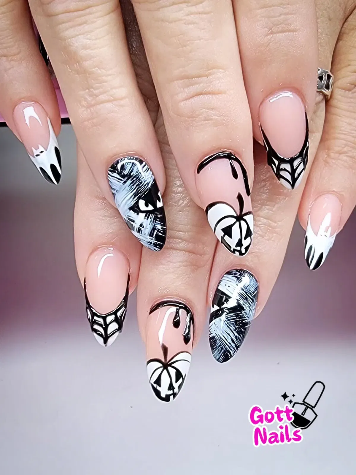 Graphic black-and-white Halloween stiletto set