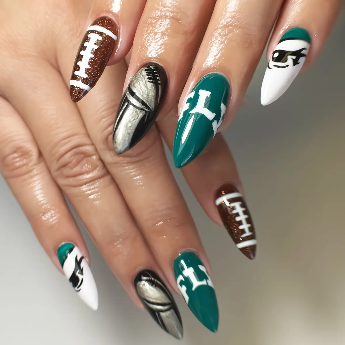 Stiletto set with football-lace glitter and metallic accent