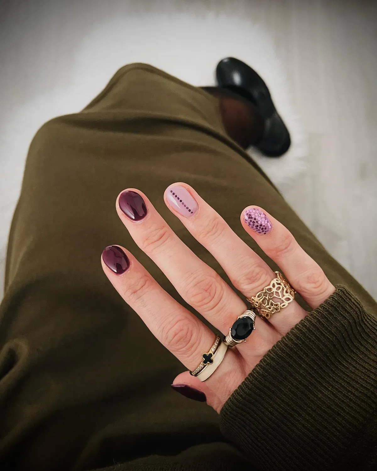 Short plum set with dotted and glitter accent nails