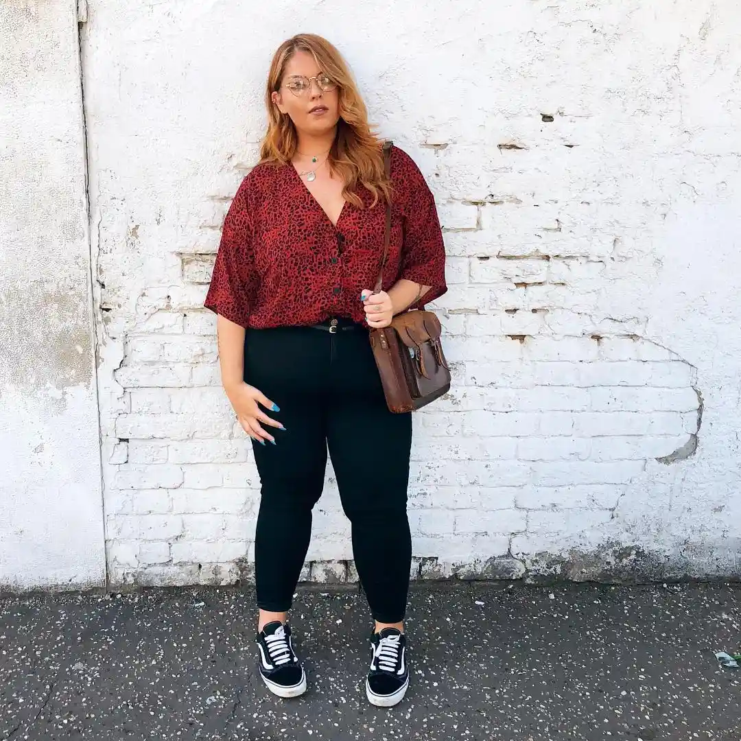 Red spotted blouse with black pants and sneakers