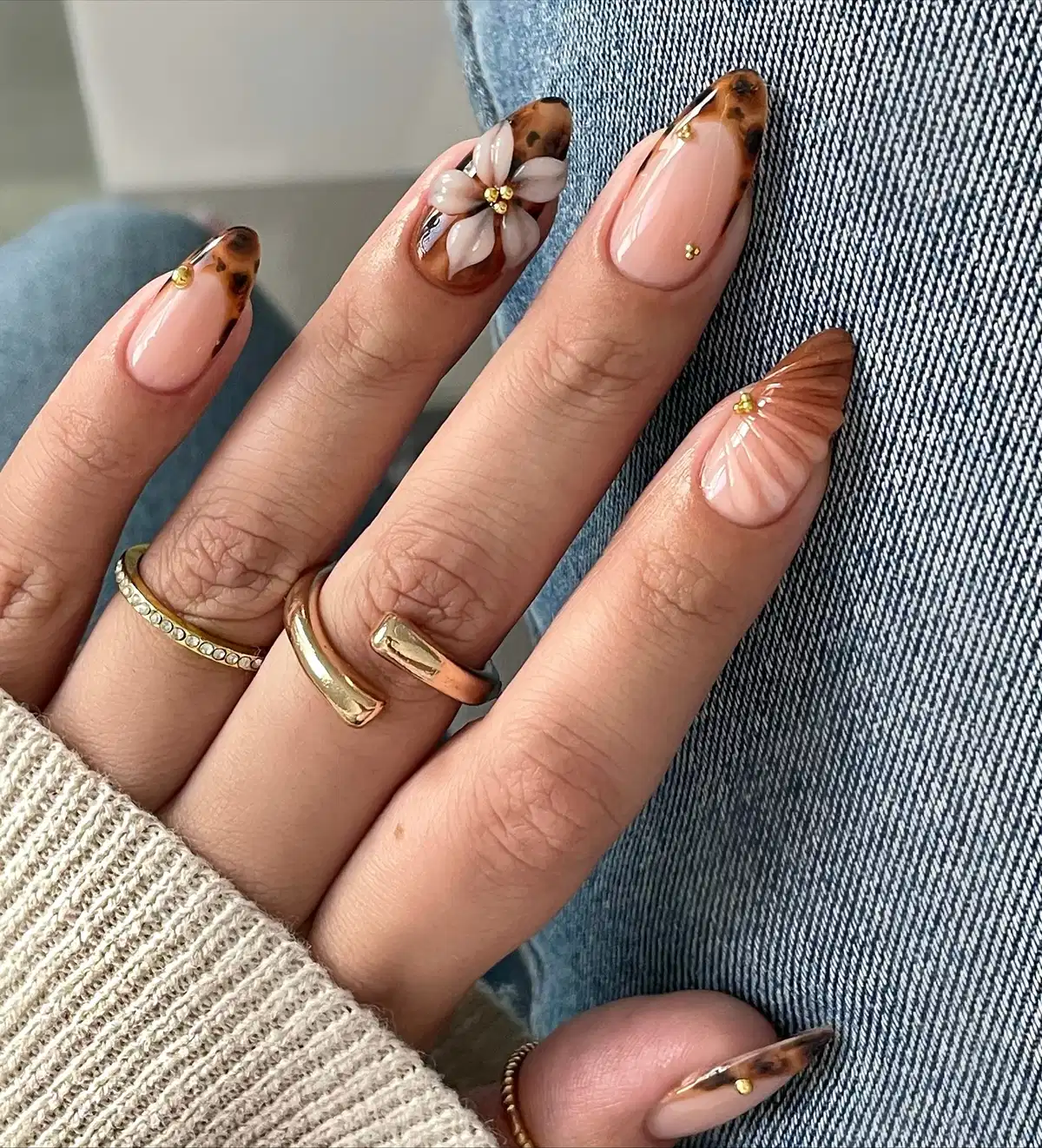 Brown mottled tips with floral accent