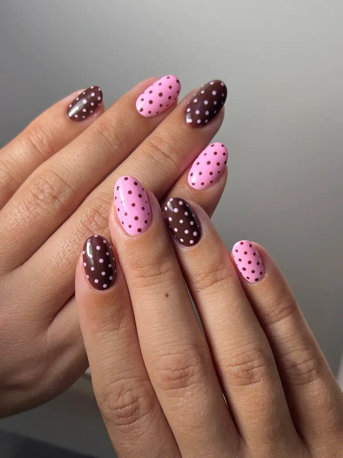 Alternating pink and brown polka-dot nails