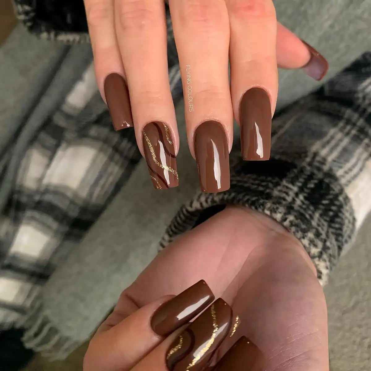 Glossy square chocolate nails with wavy gold line accents