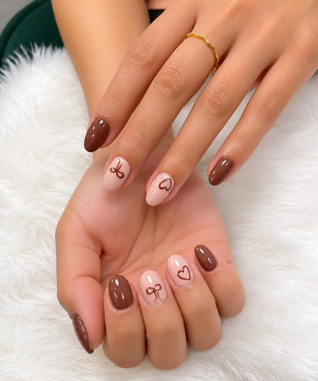 Short brown and pale pink set with heart and bow line art