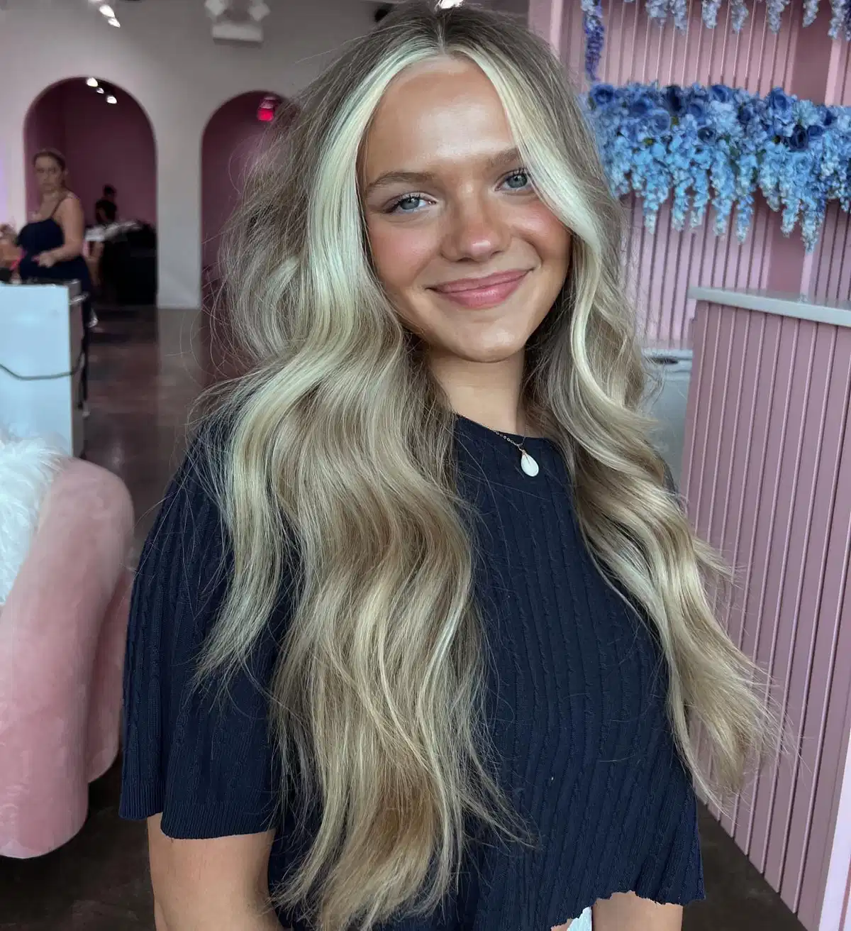 Extra-long waves with bright center-part face frame