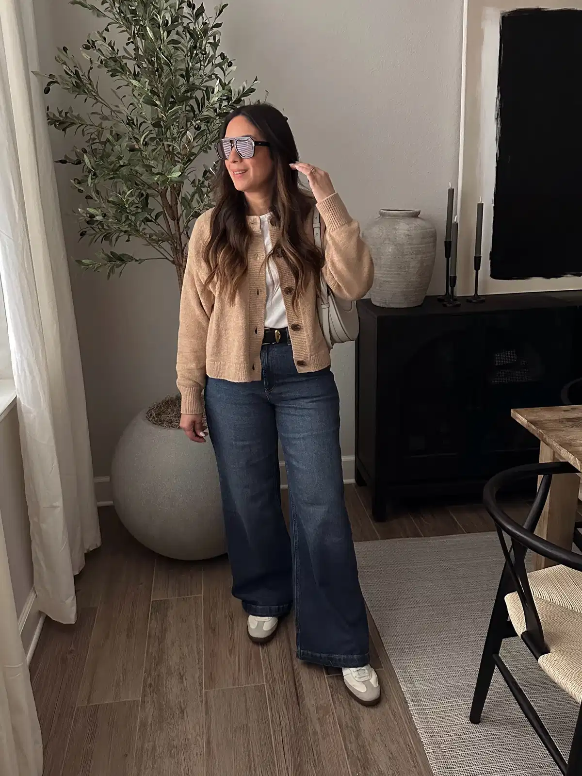 Beige Cardigan with Wide-Leg Jeans and Sneakers