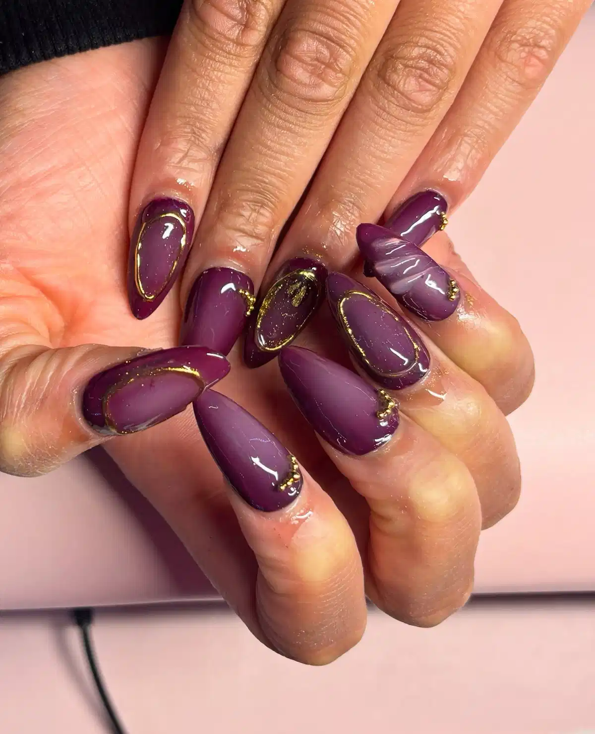 Glossy mauve-to-plum set with gold outlines and 3D accent