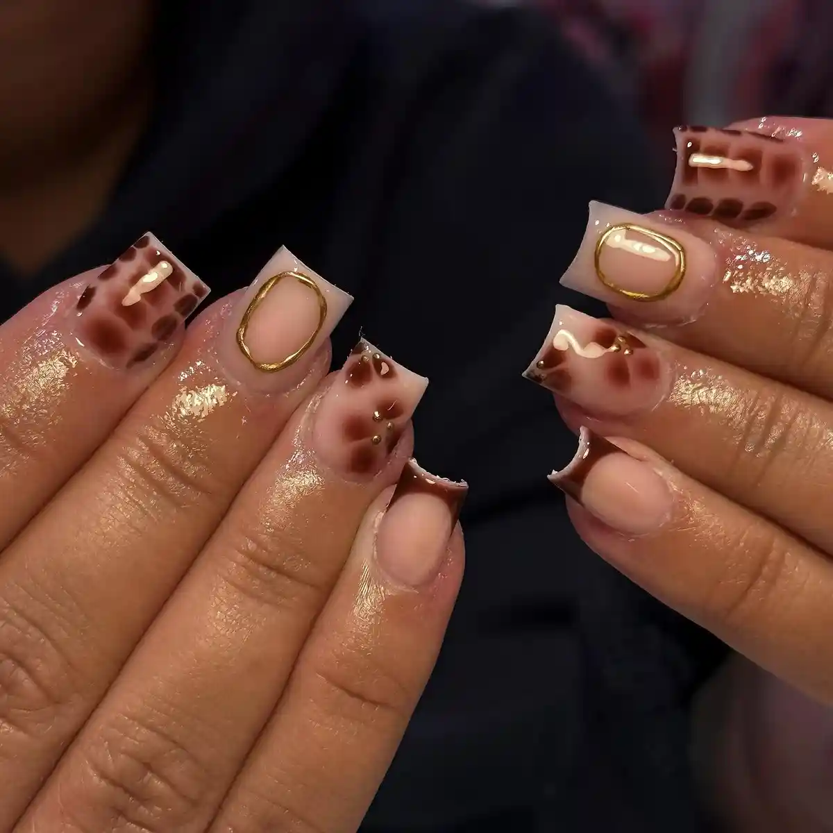 Square spotted tips with gold oval framing