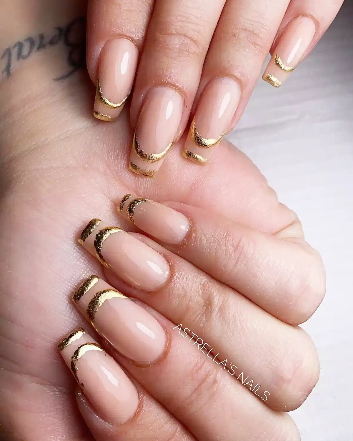 Minimal nude nails with thin gold arc tips