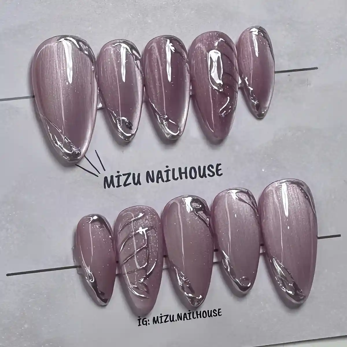 Mauve-gray glossy set with fine marbled lines