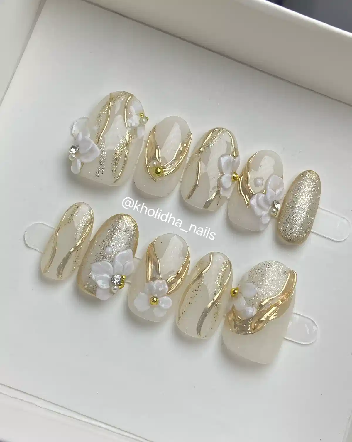 White press-on set with gold waves, glitter, and 3D flowers