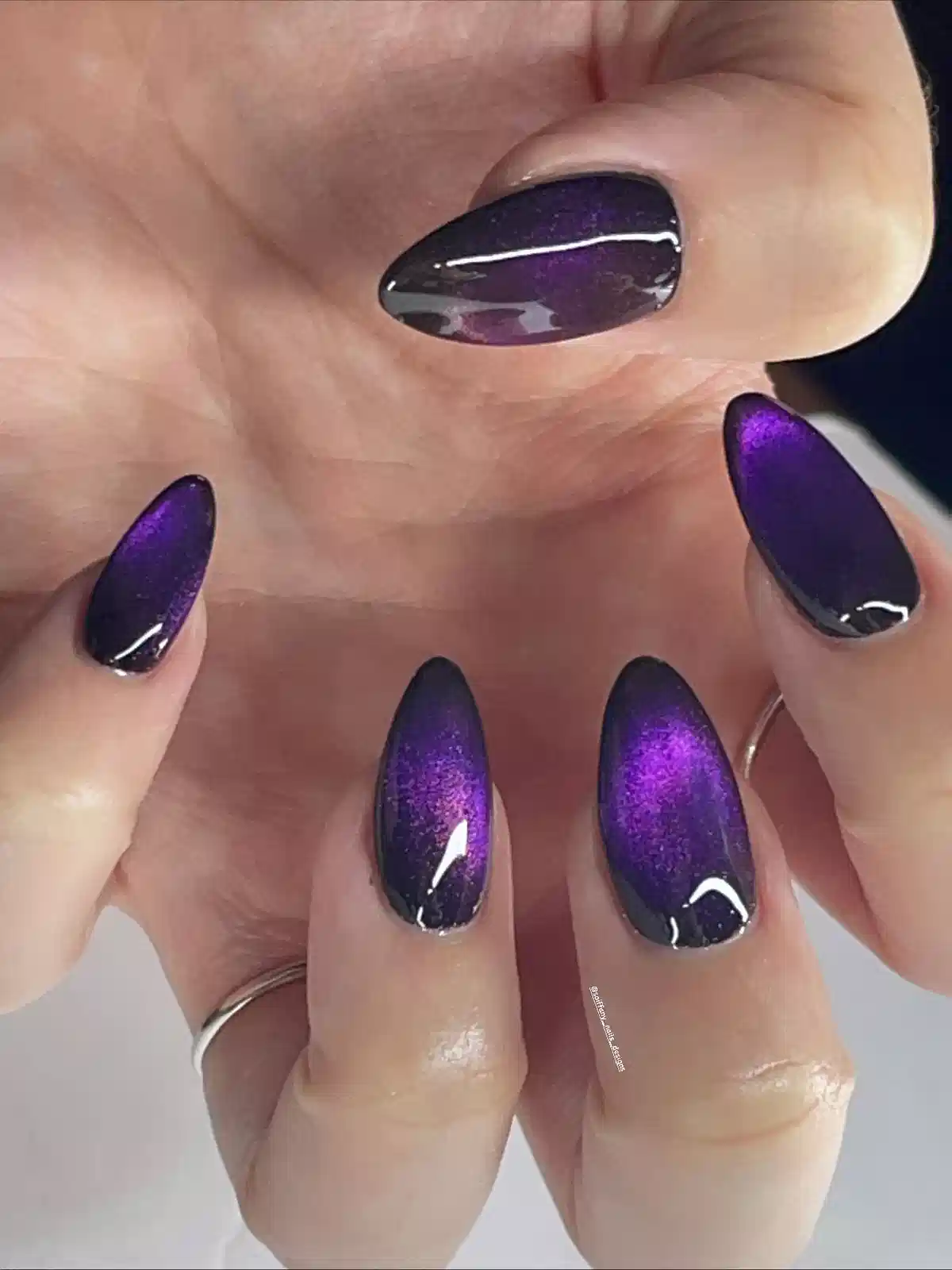 Purple-to-black cat-eye gradient in a glossy almond shape
